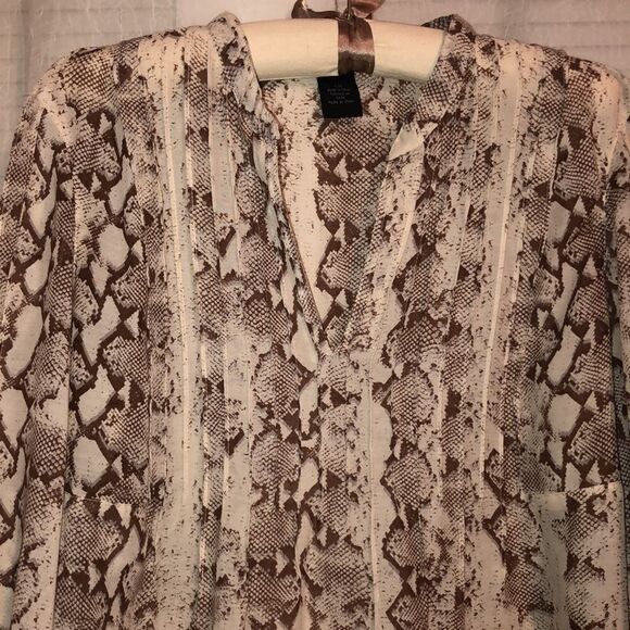 L Python Print Pullover Style V-Neck Long Sleeve Blouse - Picture 2 of 10